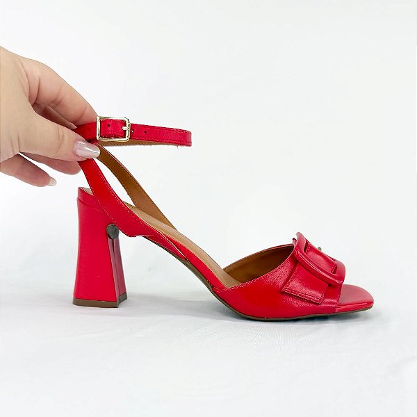 SANDÁLIA EM COURO COM FIVELA E SALTO ASSIMÉTRICO 1335