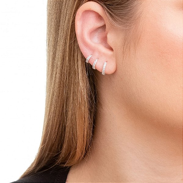 BRINCO ARGOLA CRAVEJADA CRISTAL EM PRATA 925