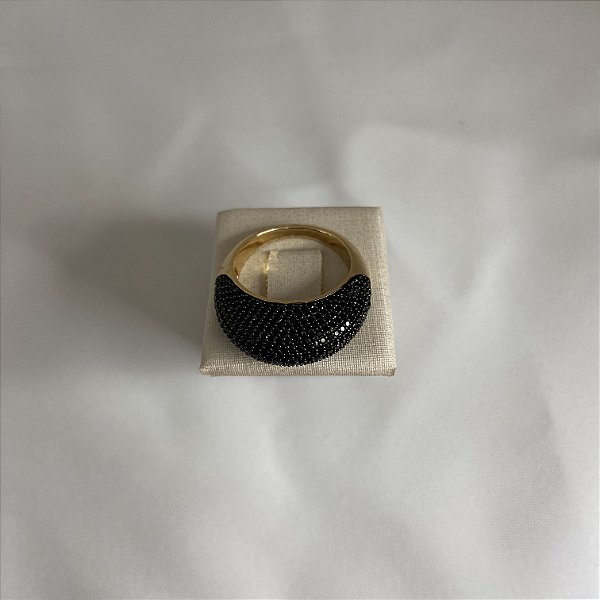 ANEL DOURADO CRAVEJADO COM PEDRAS NEGRAS