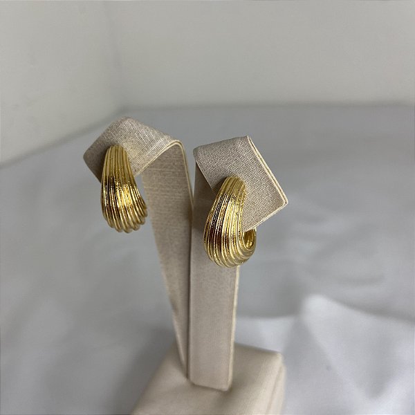 Brinco Meia Argola Frisada em Banho de Ouro 18K