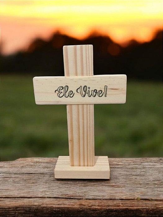 CRUZ DE MADEIRA DE PINUS ELE VIVE PASCOA 23X15X4,5CM
