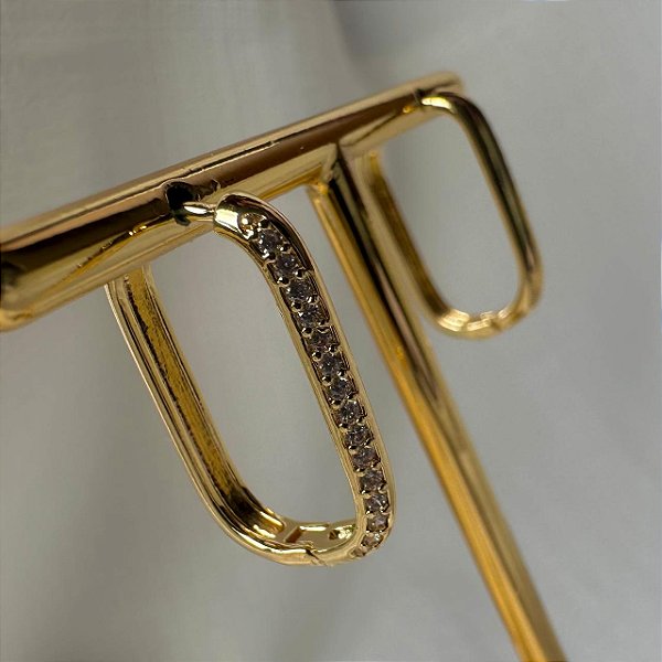 BRINCO ARGOLA RETANGULAR CRAVEJADA LATERAL