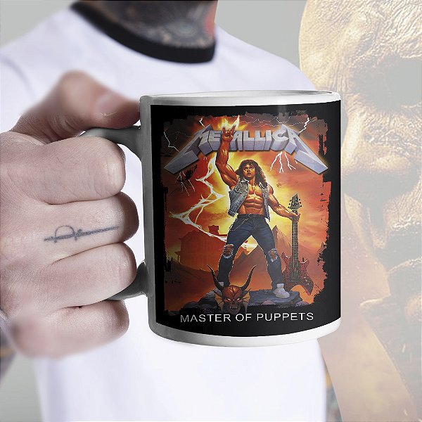 Caneca Cilíndrica Eddie Munson Rockin The Upside Down Stranger Things Metallica Rock Master Of Puppets Branca