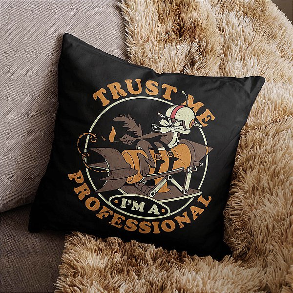 Almofada Confie em Mim Sou Um Profissional Wile Coyote Looney Tunes 45x45