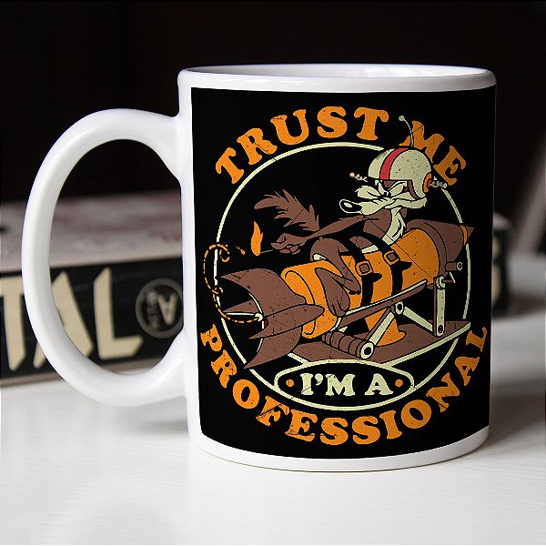Caneca Confie em Mim Sou Um Profissional Wile Coyote Looney Tunes Branca