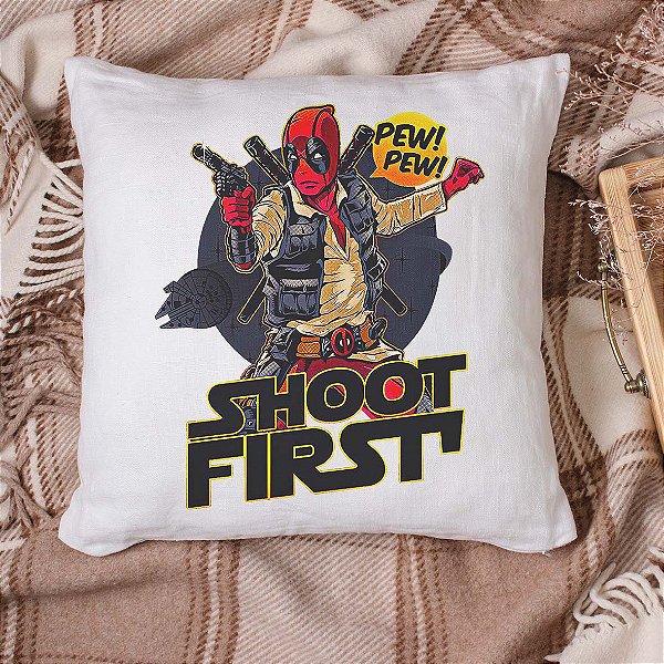 Almofada Shoot First Pew Pew Deadpool Marvel Comics 45x45