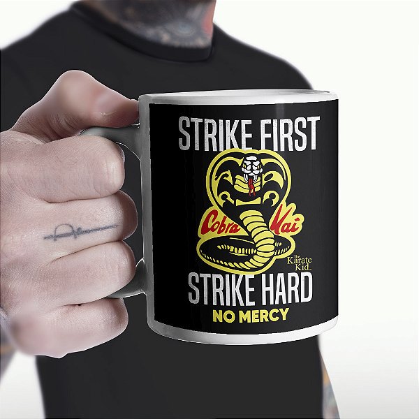 Caneca Cilíndrica Strike First Strike Hard No Mercy Dojo Sensei John Kreese Cobra Kai Karate Kid Branca