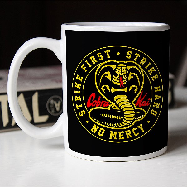 Caneca Cilíndrica Cobra Kai Logo Strike First Strike Hard No Mercy Branca