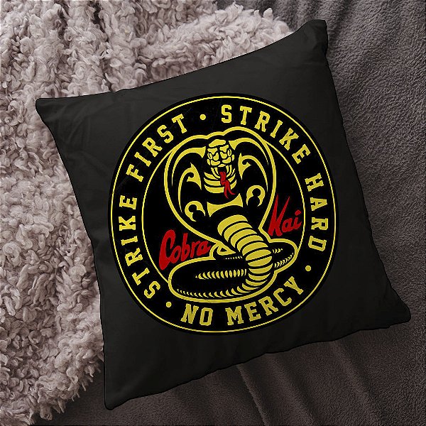 Almofada Cobra Kai Logo Strike First Strike Hard No Mercy 45x45