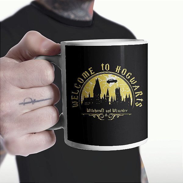 Caneca Cilíndrica Bem-vindo à Hogwarts Welcome To Hogwarts Bruxaria e Feitiçaria Harry Potter Branca