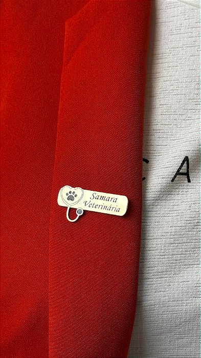 Broche Personalizado Veterinária com Coração e Patinha – Banhado a Ouro 18k