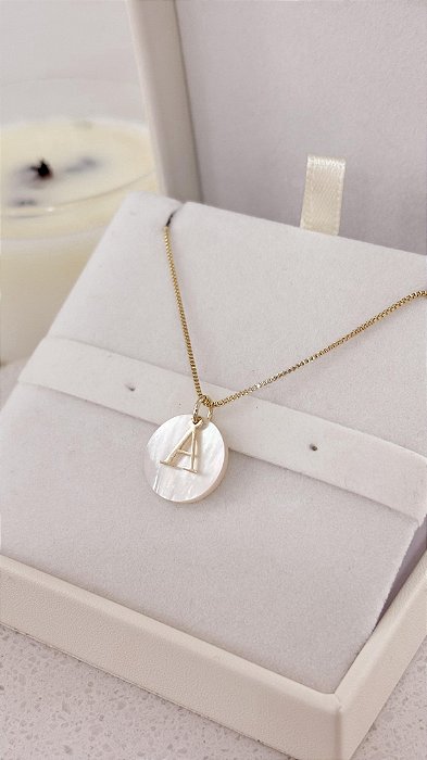 Colar Personalizado com Inicial ( A ) e Madrepérola – Banhado a Ouro 18k
