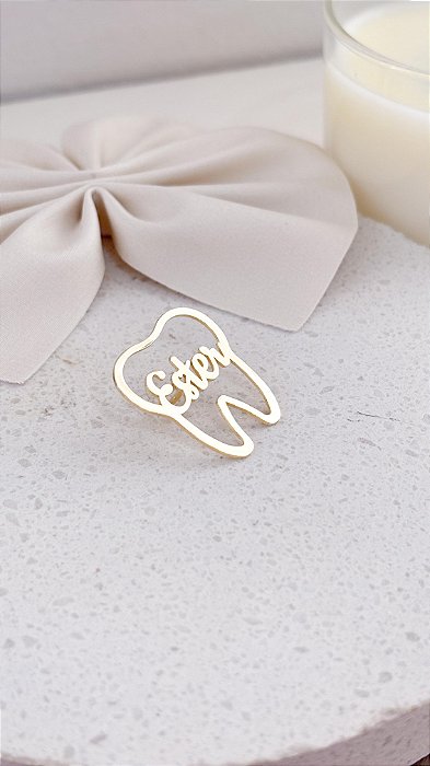 Broche Personalizado em Formato de Dente com Nome – Banhado a Ouro 18k
