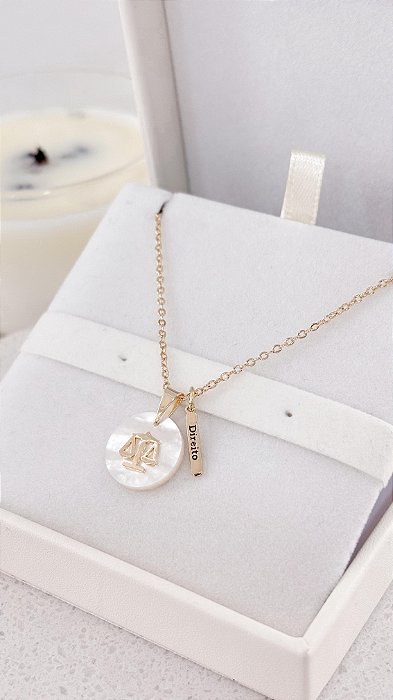 Colar Profissão Direito com Pingente de Madrepérola – Banhado a Ouro 18k