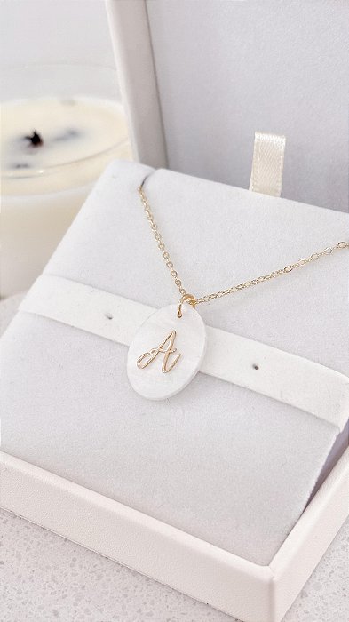 Colar Personalizado com Inicial – Madrepérola e Banho de Ouro 18K