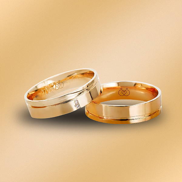 PAR DE ALIANÇAS DE CASAMENTO, OURO 18K, ANATÔMICA FRISADA COM DIAMANTE NO CENTRO