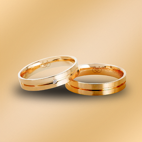 PAR DE ALIANÇAS DE CASAMENTO, OURO 18K, ANATOMICA, 5,0mm,  COM FRISO CENTRAL HORIZONTAL E PONTO DE LUZ