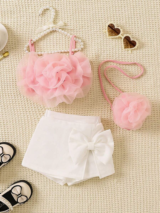 Conjunto de 3 peças: Camiseta Floral Rosa Fofa e Elegante para Bebê com Bolsa Transversal e shorts saia.