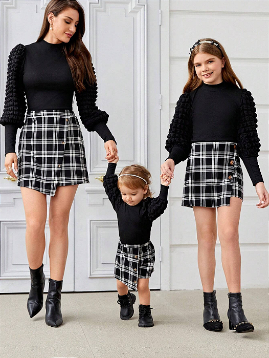 Conjunto de Roupa para Mãe e Filha Composto por Camiseta Preta de Manga Bufante de Manga Longa e Saia Xadrez