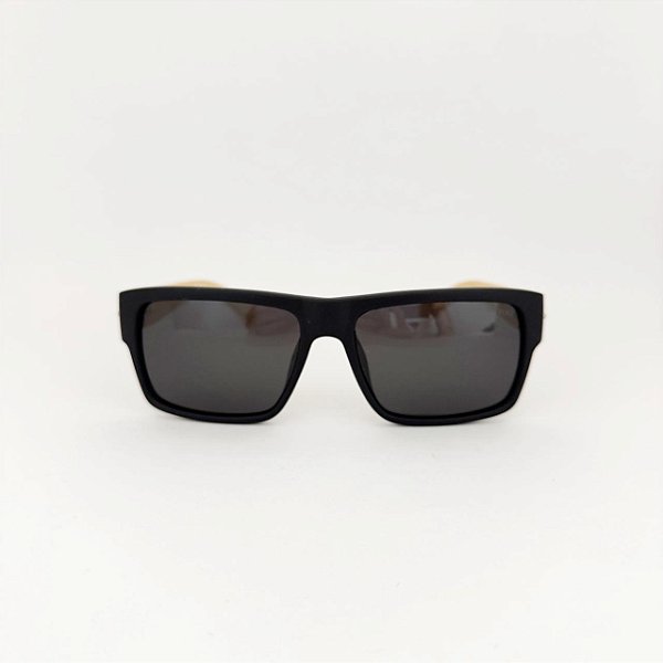 Astral preto com madeira clara