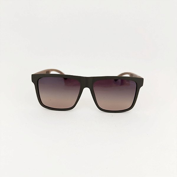 Chrome cinza com madeira escura