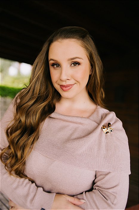 Blusa Com Gola e Broche Orgânico Silêncio