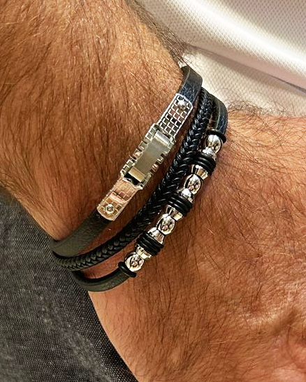 Pulseira Masculina em Couro e detalhes em Aço Inox