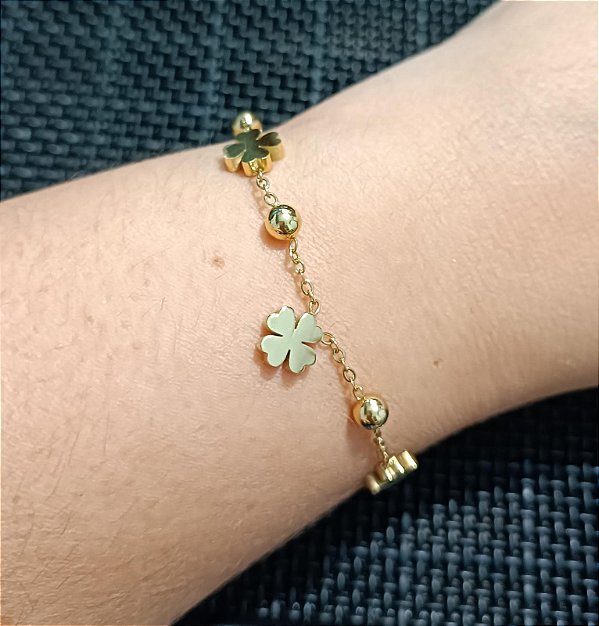 Pulseira Trevos e Bolinhas em Aço Inox Dourado