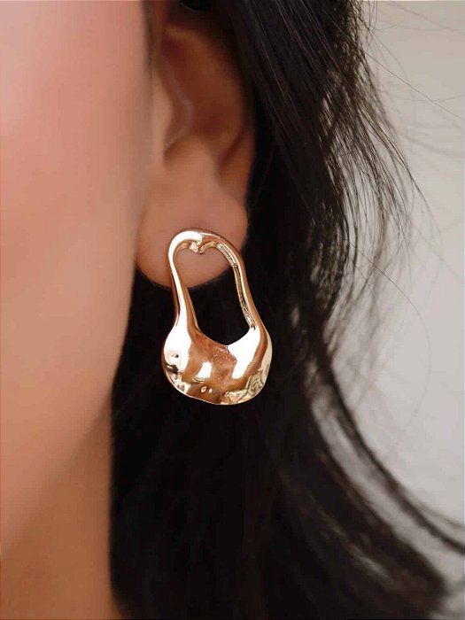Brinco Liso Organico Amassado Vazado Banhado a Ouro 18k