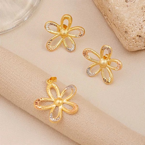 Conjunto Flor Diamantada Três Ouros com Brinco, Corrente e Pingente