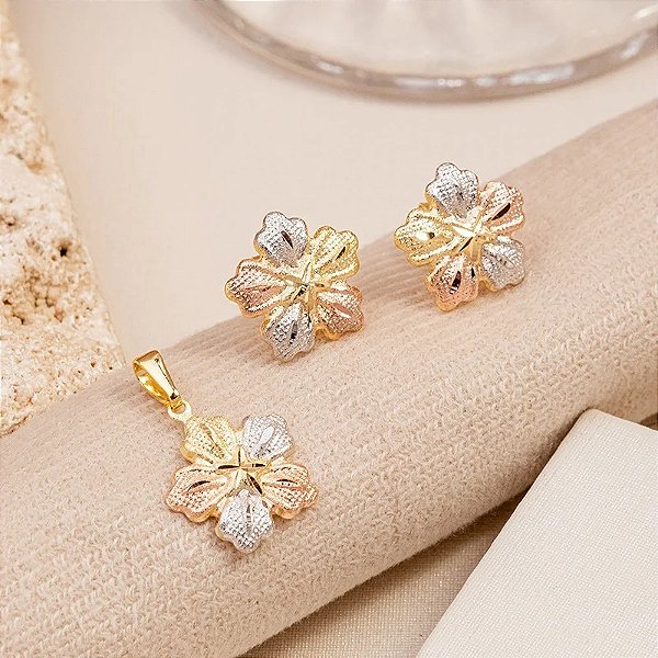 Conjunto Flor Diamantada Três Ouros com detalhes refinados: Brinco, Corrente e Pingente