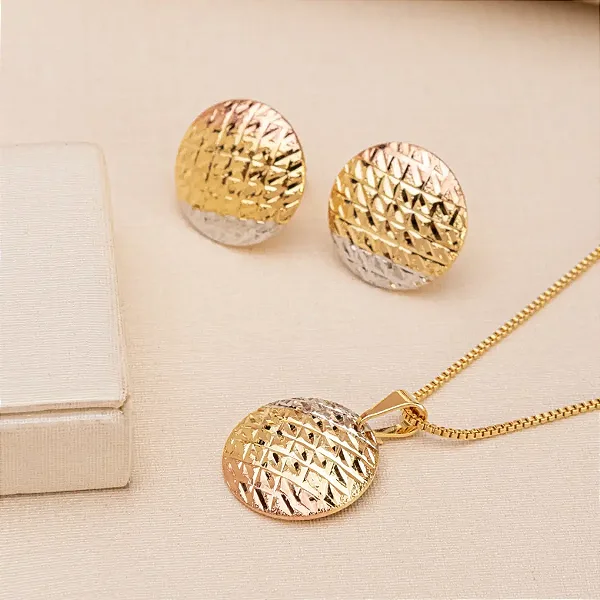 Conjunto Redondo Diamantado Banhado em Três Ouros com Brinco, Corrente e Pingente