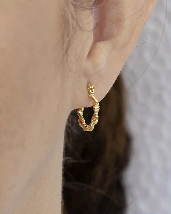 Brinco Argola Média Ondulada Fecho Italiano Banhado a ouro