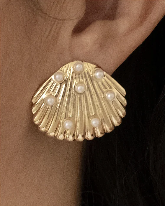 Brinco Concha Grande com Pérolas Banhado a ouro