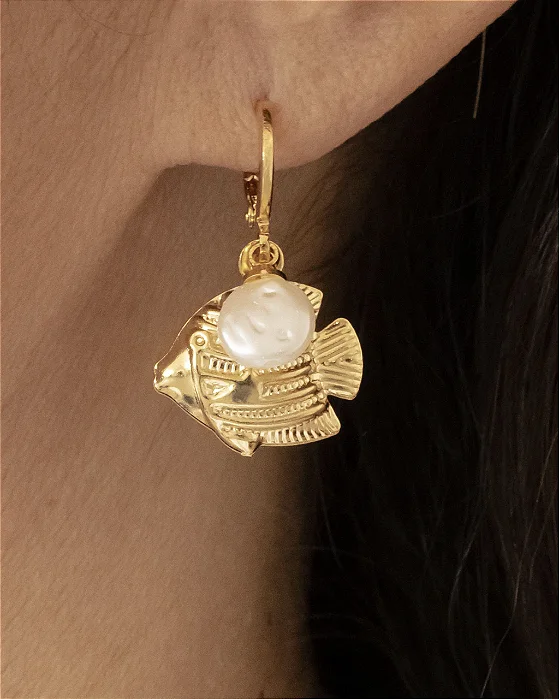 Brinco Argolinha com Peixe e Pérola Pendurada Banhado a ouro