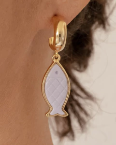 Brinco Argola Lisa com Peixe de Cristal Roxo Pendurado - Banhado a Ouro