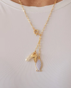 Colar Gravatinha Elos Cartier com Pingentes Peixe Roxo Concha e Pérola - Banhado a Ouro