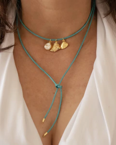 Colar Amarração Fio Verde com Pingentes Concha Peixe e Pérola - Banhado a Ouro