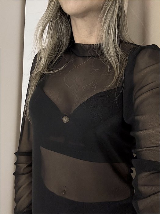 Blusa manga longa bufante preta em tule