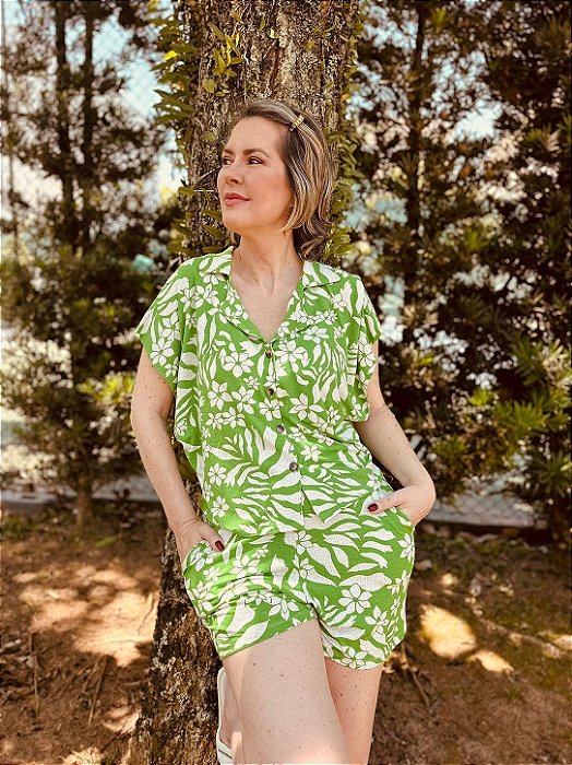 Pijama shorts blusa manga curta estampa tropical