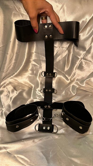 Coleira com Restrição de Pulso Dominatrixxx