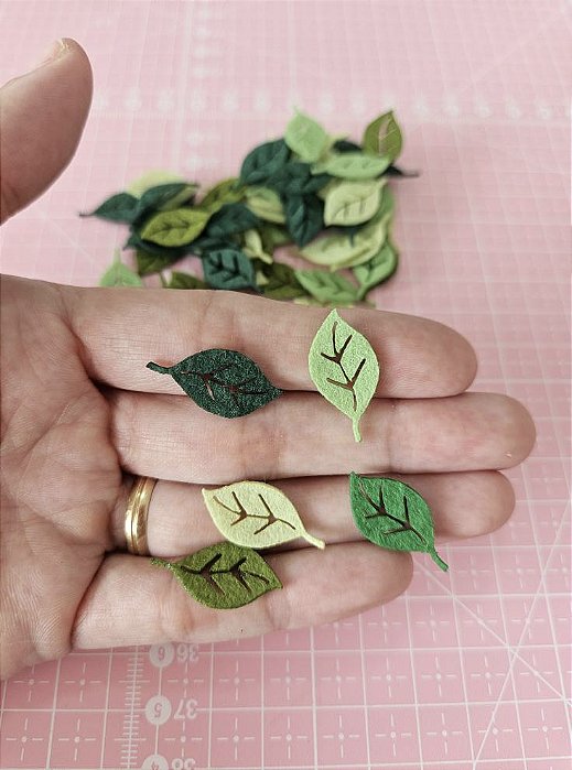RECORTES DE FOLHAS EM FELTRO PACOTE COM 50 UNIDADES 2 CM