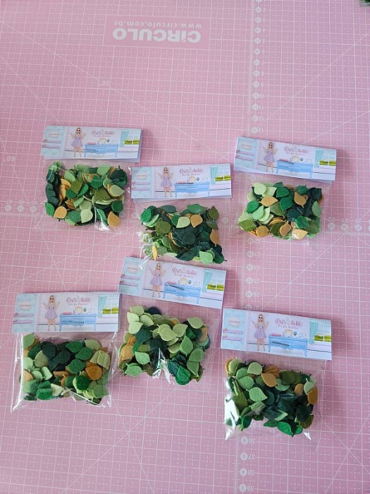 RECORTE DE FELTRO MINI FOLHAS CORES MISTAS PACOTE COM 100 UNIDADES
