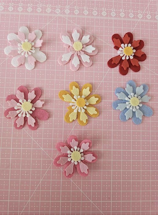 RECORTE DE FELTRO FLOR 4 PEÇAS 5CM PACOTE COM 8 UNIDADES