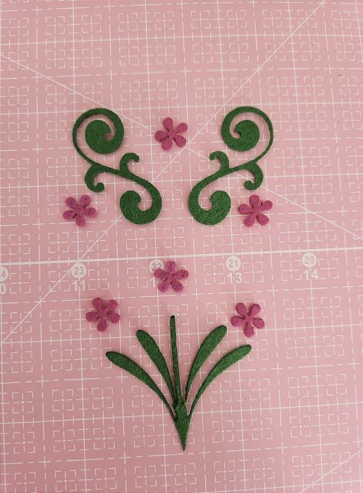 RECORTE DE FELTRO FOLHAS E FLORES VESTIDO ANA