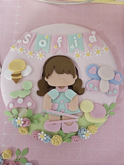 RECORTES DE FELTRO GUIRLANDA JARDIM MENINA