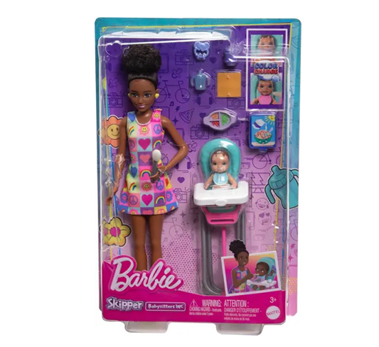 HTK34 BARBIE SKIPPER BABA NO CADEIRAO VESTIDO ARCO