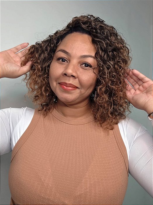 DALILA - Wig Cacheada 40cm Bioproteína | Morena Iluminada