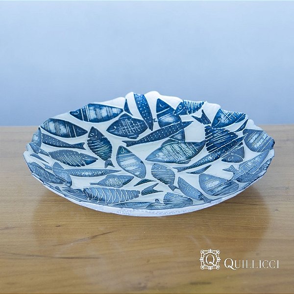 PRATO DECORATIVO COM DESENHO DE PEIXES PEROLA COM AZUL - PRATO FUNDO