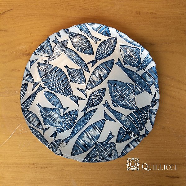 PRATO DECORATIVO COM DESENHO DE PEIXES PEROLA COM AZUL - PRATO RASO